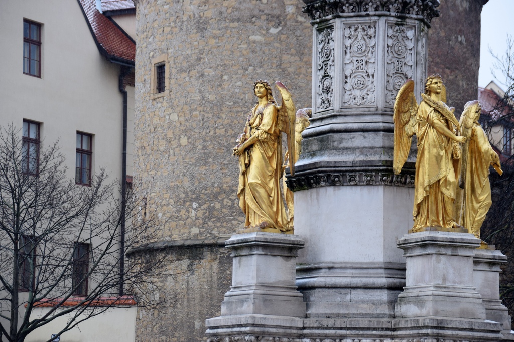 La Fuente de la Madre de Dios y los Angeles, frente a la Catedral de Zagreb